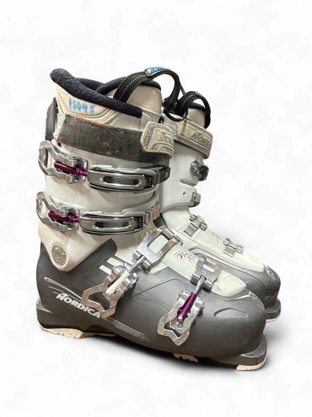 WOMEN'S NORDICA NXT X75R SKI BOOTS (GREY/WHITE) GOOD HEELS & TOES SIZE: 25.5