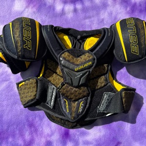 Small Junior Bauer Supreme TotalOne MX3 Shoulder Pads (Used)