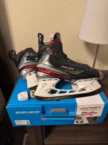 USED Bauer Vapor 2X Pro Skates 5 D (Junior/INT) Fit 2