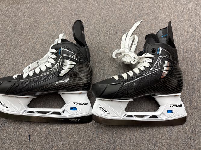 2023 True SVH Pro Hockey Skates Regular Width 7 (New)