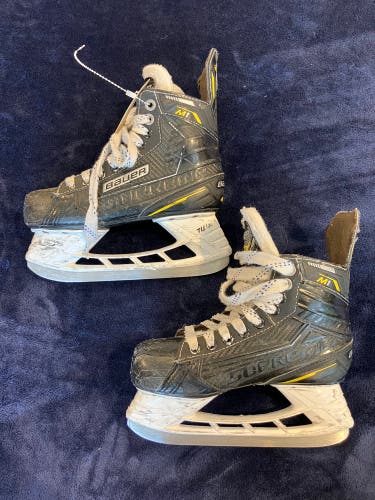 Junior Bauer Supreme M1 Hockey Skates Regular Width Size 2.5 (Used)
