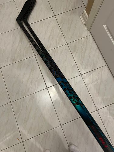 2 Pack New Senior CCM Vizion Right Hand Hockey Stick P29 75 Flex (New)