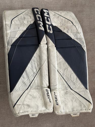 33" CCM Eflex 6.9 Goalie Leg Pads in Navy/White (Used)