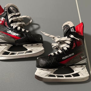 Youth Bauer Vapor X5 Pro Hockey Skates Size 12 Regular Width (Used)