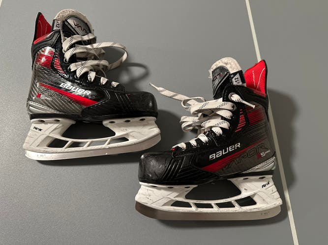 Youth Bauer Vapor X5 Pro Hockey Skates Size 12 Regular Width (Used)