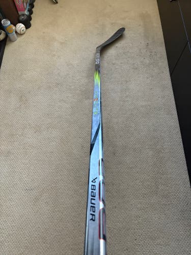 Senior Bauer Vapor Hyperlite 2 Right Handed Hockey Stick P92 (Used)
