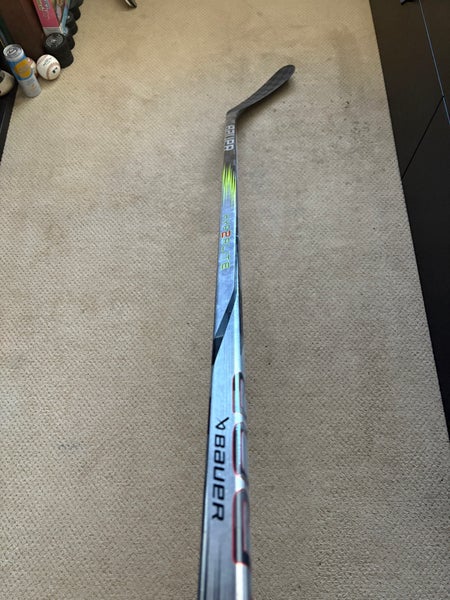 Senior Bauer Vapor Hyperlite 2 Right Handed Hockey Stick P92 (Used)