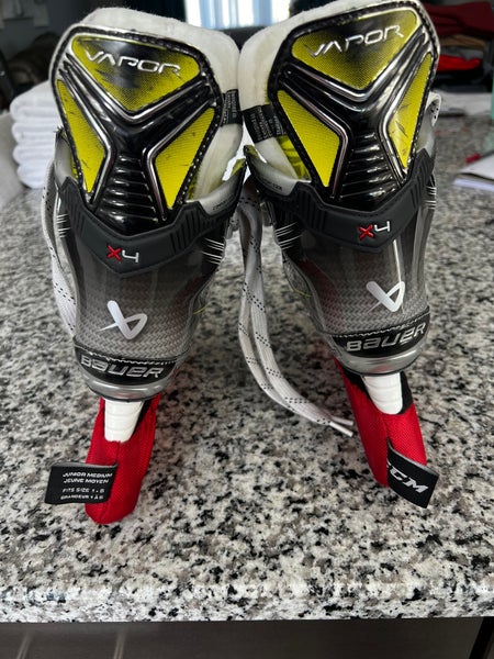 2023 Bauer Vapor X4 Hockey Skates Regular Width Size 3.5 (Used)