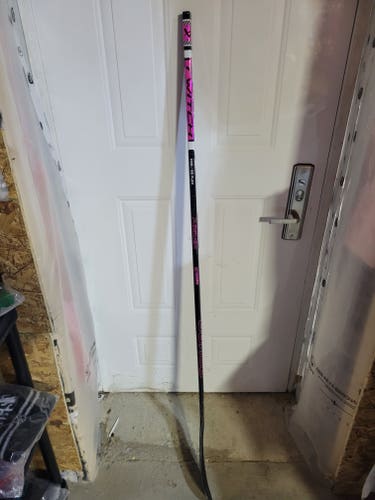 Intermediate Bauer Twitch Right Handed Hockey Stick P28 (New)