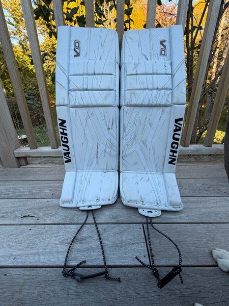 31" Vaughn Velocity V10 Goalie Leg Pads (Used)