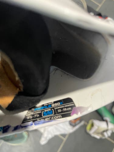 Senior Medium Bauer 950X Goalie Mask (Used)