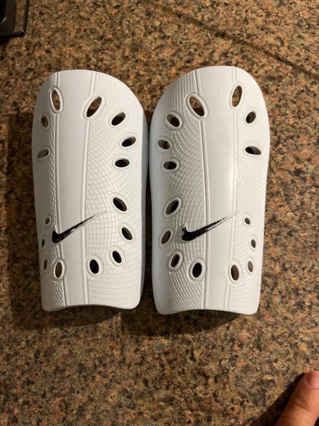 Unisex Small Nike Mercurial lite Shin Guards (Used) SidelineSwap