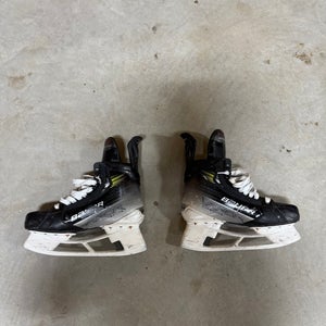 Bauer Vapor Hyperlite 2 Hockey Skates Regular Width 7.5 (Used)