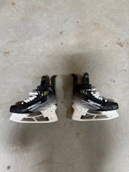 Bauer Vapor Hyperlite 2 Hockey Skates Regular Width 7.5 (Used)