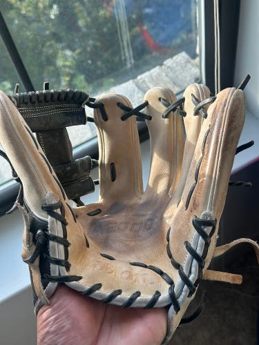 Wilson A2000 RH Infield Baseball Glove 11.5" (Used)
