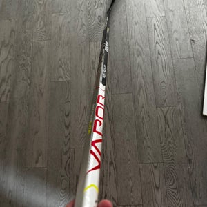 Junior Bauer Vapor Hyperlite Right Handed Hockey Stick P28 (New)