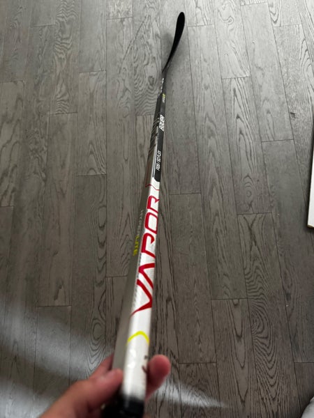Junior Bauer Vapor Hyperlite Right Handed Hockey Stick P28 (New)