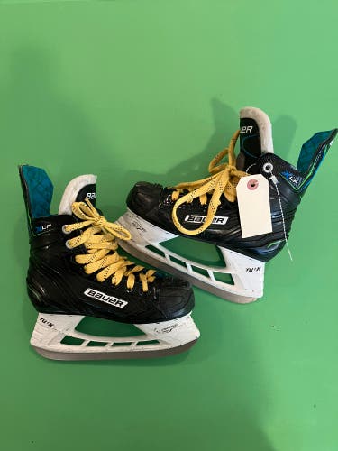 Junior Bauer XLP Hockey Skates Regular Width Size 1 (Used)