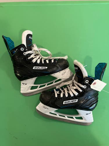 Junior Bauer XLP Hockey Skates Size 2 (Used)