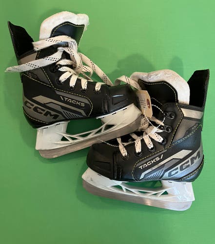 Youth CCM Tacks 550 Hockey Skates Regular Width 9 (Used)
