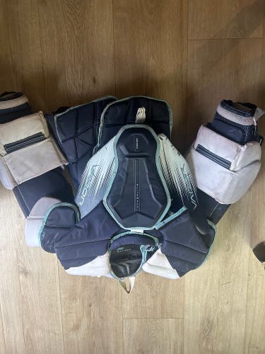 Medium 2024 Bauer Vapor Hyperlite 2 Goalie Chest Protector Pro Stock (Used)
