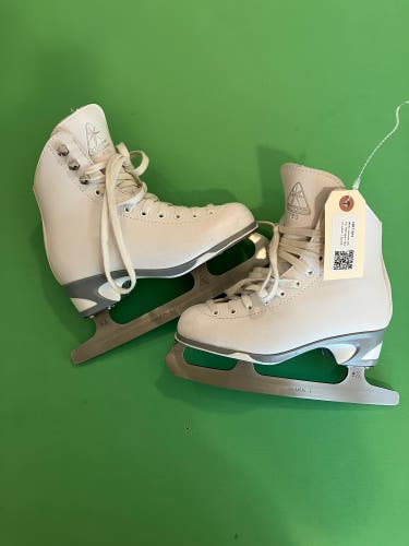 White Jackson Ultima 150 Figure Skates Junior 2 (Used)