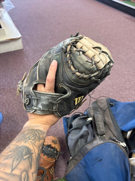 Wilson A2000 RH Catcher's Baseball Glove 32.5" (Used)