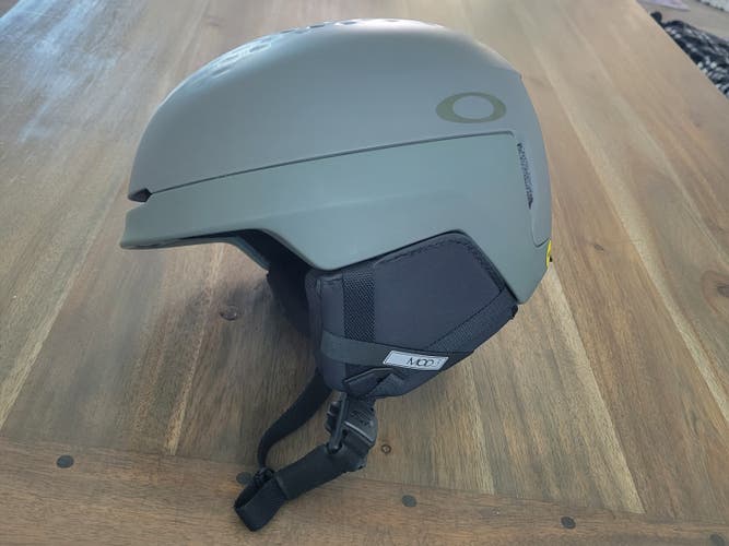 Medium Oakley MOD 3 Helmet (Used)