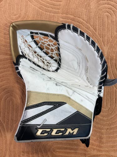 Junior CCM P2.5 Goalie Glove Regular (Used)