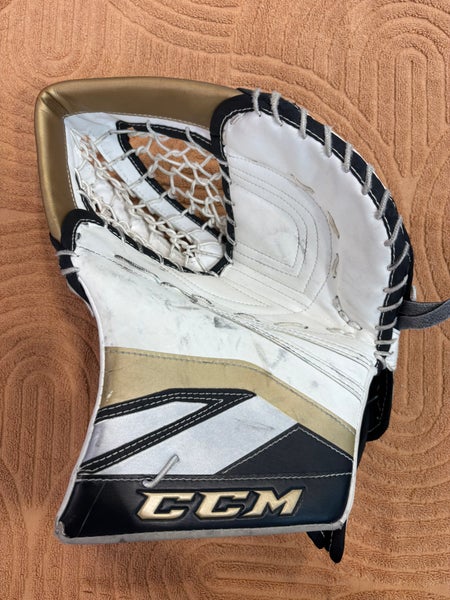 Junior CCM P2.5 Goalie Glove Regular (Used)