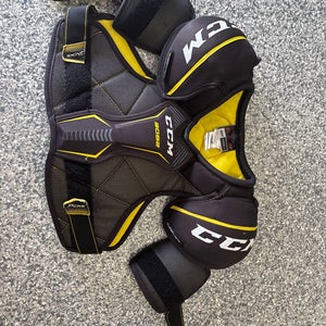 Small Senior CCM Tacks 3092 Shoulder Pads (Used)