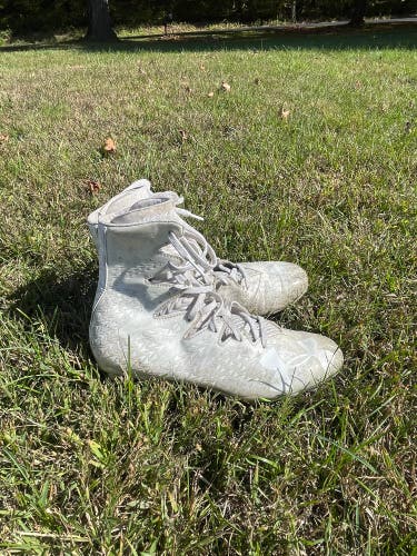 White Men's Size M 8.5 (W 9.5) Adult Under Armour Highlight (Used)