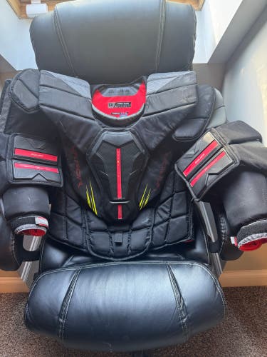 Large 2022 Bauer Vapor Hyperlite 2 Goalie Chest Protector (Used)