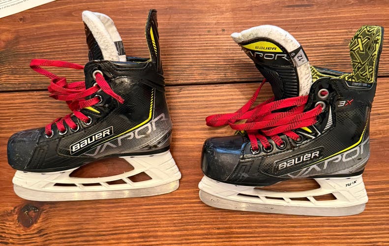 2023 Youth Bauer Vapor 3X Hockey Skates Regular Width Size 12Y (Used)