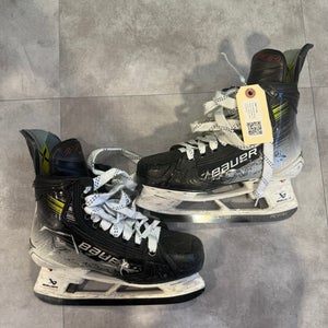 Intermediate Bauer Vapor Hyperlite 2 Hockey Skates Size 5.5 (Used)