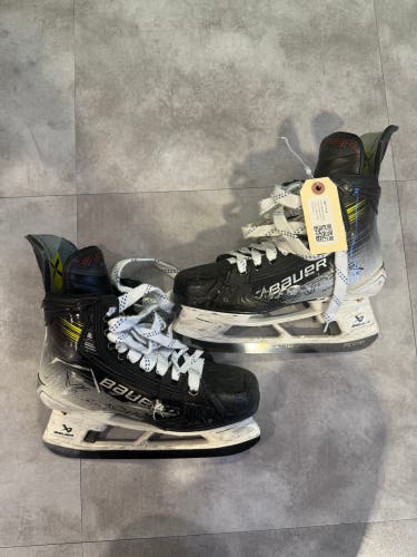Intermediate Bauer Vapor Hyperlite 2 Hockey Skates Size 5.5 (Used)
