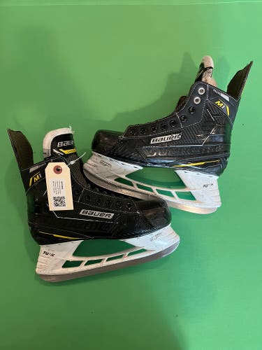 Intermediate Bauer Supreme M1 Hockey Skates Regular Width Size 5 (Used)
