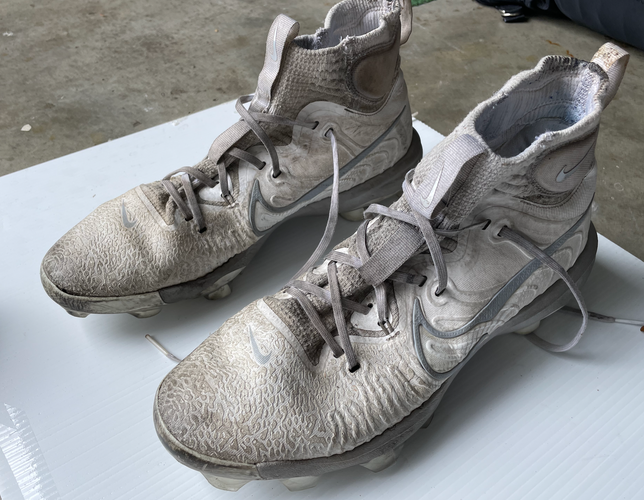 White Men's Adult Size M 12.0 (W 13.0) Nike High Top Molded Cleats (Used)