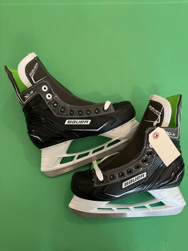 Intermediate Bauer XLS Hockey Skates Regular Width Size 5 (New)