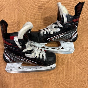 Intermediate CCM JetSpeed XTra Hockey Skates Regular Width Size 4.5 (Used)