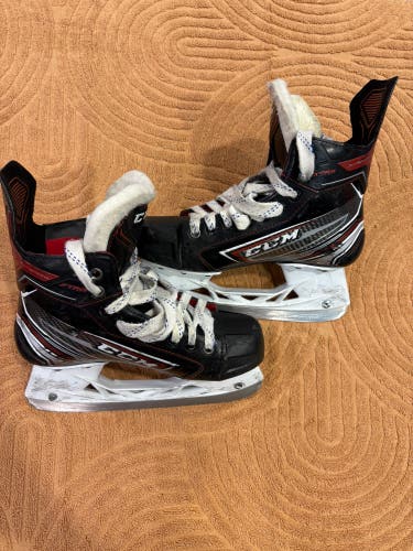 Intermediate CCM JetSpeed XTra Hockey Skates Regular Width Size 4.5 (Used)