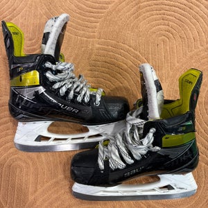 Intermediate Bauer Supreme 3S Hockey Skates Size 5 (Used)