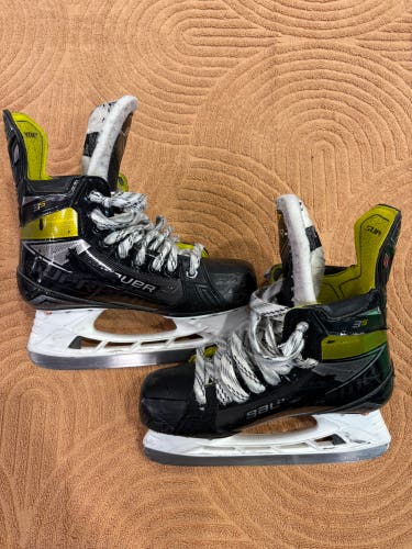 Intermediate Bauer Supreme 3S Hockey Skates Size 5 (Used)