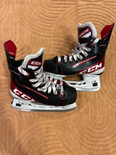 Junior CCM JetSpeed XTra Hockey Skates Regular Width Size 1.5 (Used)
