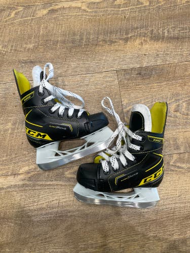 Youth CCM Super Tacks 9350 Hockey Skates Regular Width 9 (Used)
