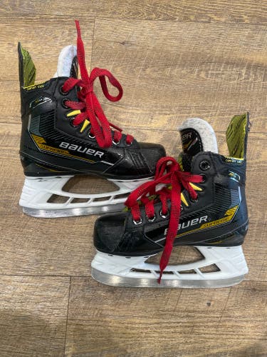 Youth Bauer Supreme M4 Hockey Skates Regular Width 11 (Used)
