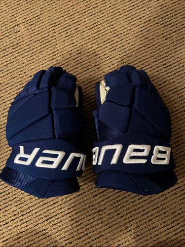 Vancouver Canucks Bauer Vapor Hyperlite Gloves 13" Pro Stock (Used)