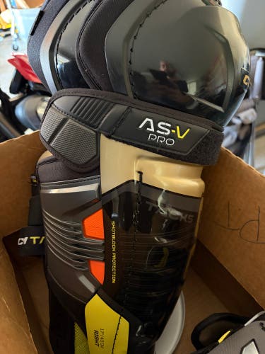 Senior CCM ASV Pro 17" Shin Pads (Used)