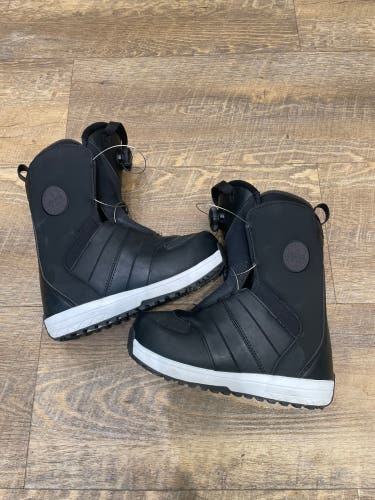 3.5Y (Big Kids / Youth) Salomon Launch Boa Snowboard Boots (Used)