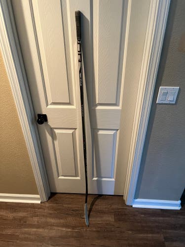 Senior Bauer Vapor Hyperlite 2 Right Handed Hockey Stick P92M (Used)
